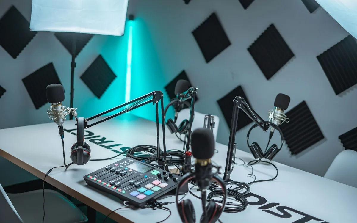 Micrófonos y audífonos en un estudio de grabación