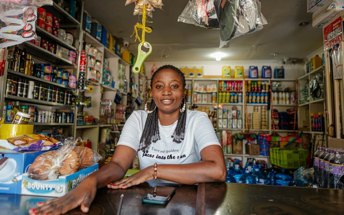 Dueña detrás del mostrador de su tienda